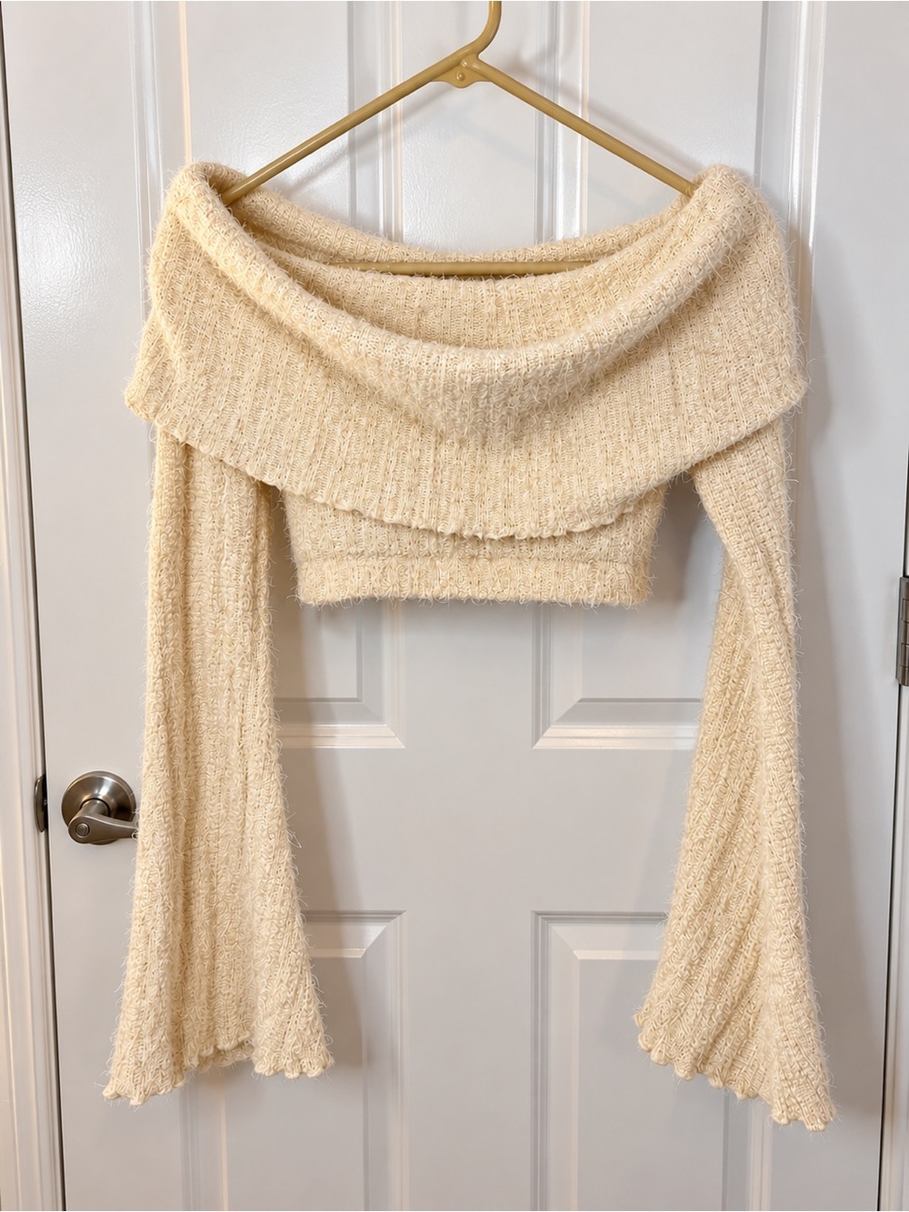 silence + noise Cream Off-Shoulder Cropped Knit Sweater